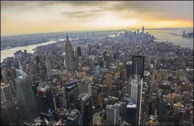 Nous traversons l'Atlantique et nous nous retrouvons dans une ville faisant partie du top 10 des mégapoles les plus peuplées du monde. Manhattan est le plus célèbre des cinq arrondissements de cette commune. Sa statue la plus célèbre a été offerte par le Français Gustave Eiffel, l'architecte de la tour Eiffel. C'est...