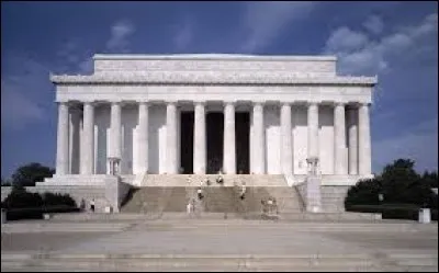 Ville du même pays, c'est la capitale. Elle est constituée de deux parties dans son nom car sans la deuxième, ce serait un des États du pays auquel elle appartient. Beaucoup de monuments en hommage aux présidents sont dans cette ville comme le Lincoln Memorial (voir photo). Elle est traversée par le Potomac River. C'est...