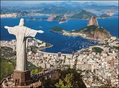 Dans le même pays, c'est la deuxième ville la plus peuplée avec plus de 6 millions d'habitants et, comme la ville de la question 5, fait partie du top 15 des mégapoles les plus peuplées du monde. Sa superficie est de 1 260 km² et sa densité de 4 836 hab/km². Un de ses symboles (voir image) est le Christ Rédempteur qui fait partie des plus belles merveilles du monde. C'est...