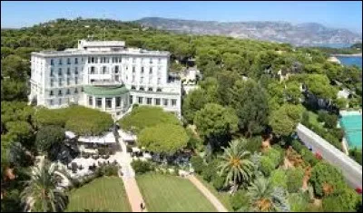 Dans les Alpes-Maritimes, voici le Grand-Hôtel du Cap Ferrat. Dans quelle ville se trouve-t-il ?
