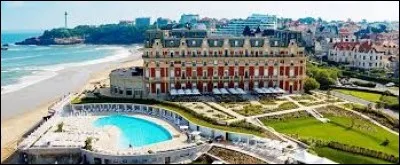 Dans les Pyrénées-Atlantiques, voici l'Hôtel du Palais. Dans quelle ville se trouve-t-il ?