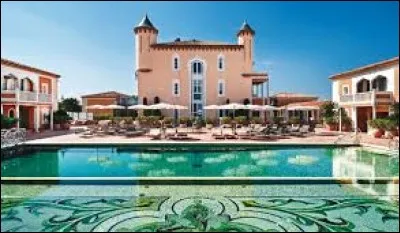 Dans le Var, voici le Château de la Messardière. Dans quelle ville se situe-t-il ?