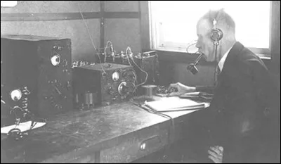 Le physicien américain, ingénieur en électrotechnique, à qui on doit des travaux importants sur les premiers radars dans les années 1930, c'est ...