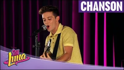 Sur cette image, Matteo chante...