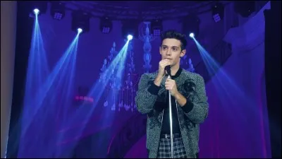 Sur cette image, Matteo chante...