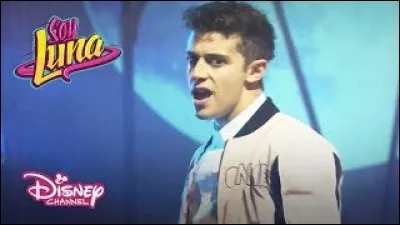 Sur cette image, Matteo chante...