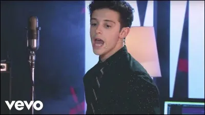 Sur cette image, Matteo chante...