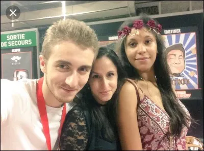 Elle fait des vidéos avec :