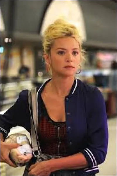 Malgré cela on voit qu'elle tient à la main...