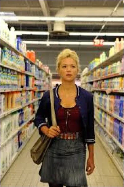 De quelle couleur sont les créoles que porte toujours Violette ?