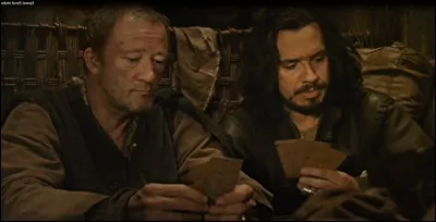 Lorsqu'il joue aux cartes avec Anton, Keu et Méléagant, quelle carte, qu'Arthur n'a pas en main, les autres joueurs attendent-ils qu'il pose ?