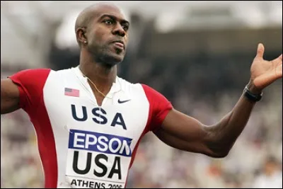 Cet athlète américain, spécialiste du 110 mètres haies, a été champion olympique en 1996 et a remporté quatre titres de champion du monde. C'est :