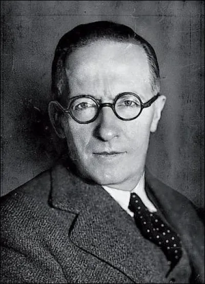 Cet écrivain, connu surtout pour son théâtre avec "Amphitryon 38", "La guerre de Troie n'aura pas lieu", "Électre", "Ondine", c'est ...