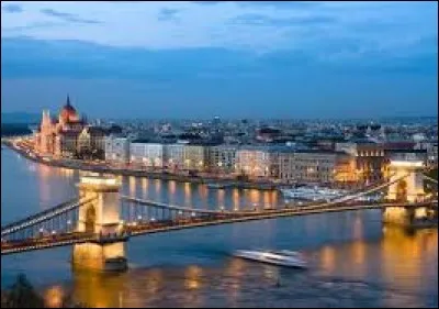 Le Danube traverse Budapest, la capitale de la Hongrie.