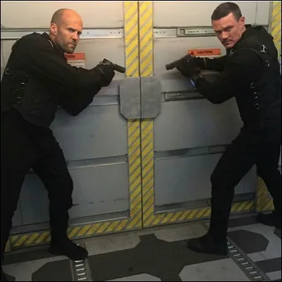 Dans quelle saga est-il le frère de Luke Evans ?