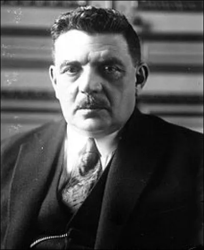 Cet homme politique, ministre au sein de nombreux gouvernements et président de la Chambre des députés, grande figure de la IIIe République, Président du Conseil des ministres à trois reprises, maire de Lyon de 1905 à 1940, puis de 1945 à sa mort, c'est ...