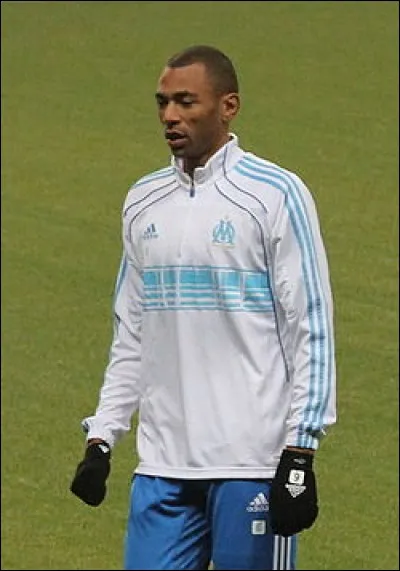 Ce footballeur, milieu de terrain du PSG de 1997 à 2007, qui a joué ensuite en Turquie puis à l'OM, c'est ...