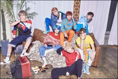 Quelle chanson écoutent-ils au début du clip "Fire" ?