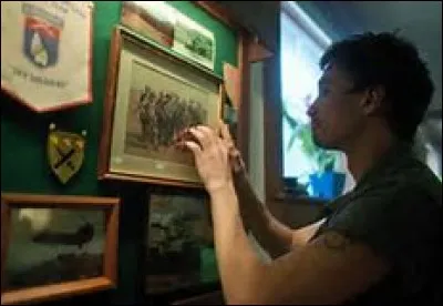 Klaus rencontre un ami pendant son voyage dans le temps, comment s'appelle-t-il ?