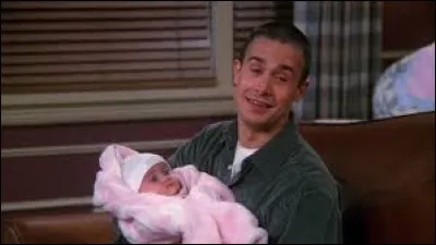 Quel est le prénom de la nounou qu'engagent Ross et Rachel ?