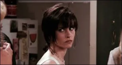 Pour quelle occasion spéciale Monica souhaiterait-elle conserver sa vaisselle de mariage ?