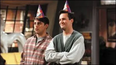 Où Joey organise-t-il une fête avec les comédiens de la série ?