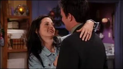 Au moment de la naissance d'Emma, quelle grande décision prennent Chandler et Monica ?