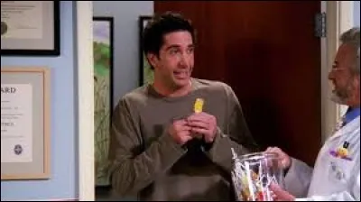 Pour quelle raison Ross a-t-il dit à Rachel que le pédiatre de son enfance était décédé ?