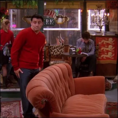 Alors qu'il a fait un marché avec Phoebe, Joey doit lui présenter un homme. Où trouve-t-il celui-ci ?