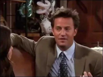 Lorsque Monica va rendre visite à Chandler en Oklahoma, elle le surprend en train de se faire un plaisir solitaire. Devant quels animaux pense-t-elle qu'il faisait son affaire?