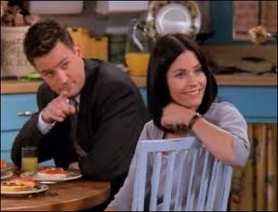 Avant l'anniversaire de Phoebe célébré au restaurant, Chandler et Monica se sont disputé. Pourquoi ?