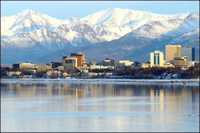 Parmi ces villes situées au nord du cercle polaire arctique, quelle est l'intruse ?
