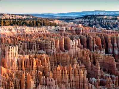 La roche de ce plateau a une teinte rosée et sa dureté varie : la plus dure est restée et a été érodée par le vent comme par l'eau, se transformant en falaises, hoodoos et châteaux qui font la renommée de ce parc.
Quel est cet endroit charmant dont la photographe Anasuya Mandal a opté pour la ''Golden Hour'' pour réussir son exploit, i.e. soit tôt le matin ou au coucher du soleil ?
