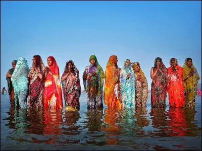 Ces femmes en habits traditionnels sont du plus grand village de cette île du delta du Gange : la photo a été prise lors de la foire et du pèlerinage annuels de centaines de milliers d'Hindous qui se rassemblent pour y prendre un bain sacré.
Où trouve-t-on le 2e plus grand rassemblement humain au monde, pour ce type de cérémonie, après le bain rituel triennal de Kumbha Mela ?