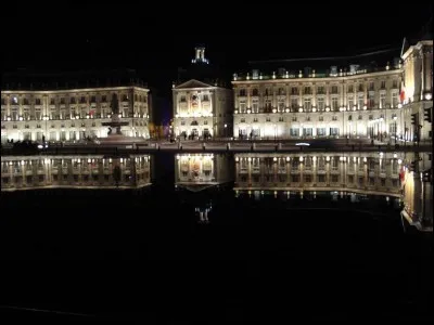 La fine architecture de cet édifice est soulignée la nuit par un élégant éclairage. Depuis 2006, le miroir d'eau reflète ses façades 18e ceci au bord de la Garonne. Elle a si fière allure, les habitants l'adulent et nous, les touristes visiteurs, l'adorons.
Quelle est cet endroit, baptisé à l'origine ''Place Royale'', laquelle représente sa ville dans le monde entier depuis des siècles ?