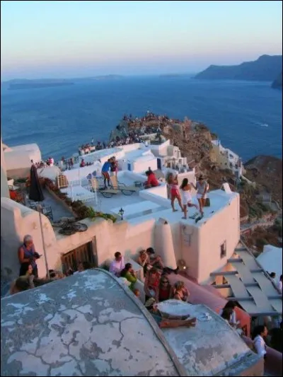 C'est un beau village blanchi à la chaux de la Caldera, laquelle contraste avec la mer Égée. Cette île-volcan est habitée par une lumière unique au monde. On sent l'âme de cette île dans l'énergie créée par ses splendides couchers de soleil, comme c'est le cas ici pour celles et ceux qui sont sur ces terrasses.
Nommez celle qui est une éruption de charme ?