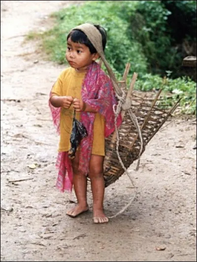 Ville au passé prestigieux, étant donné sa position privilégiée sur l'axe Inde-Tibet. Maintenant, il y a beaucoup d'enfants à la rue : pour certains, leurs parents n'ont plus de fric et d'autres sont seuls. Ils sont fiers, courageux et usent de différents trucs pour gagner le minimum et se nourrir.
Quelle est cette ville qui fut longtemps appelée «cité des dévots», qui a su conserver ses temples ?