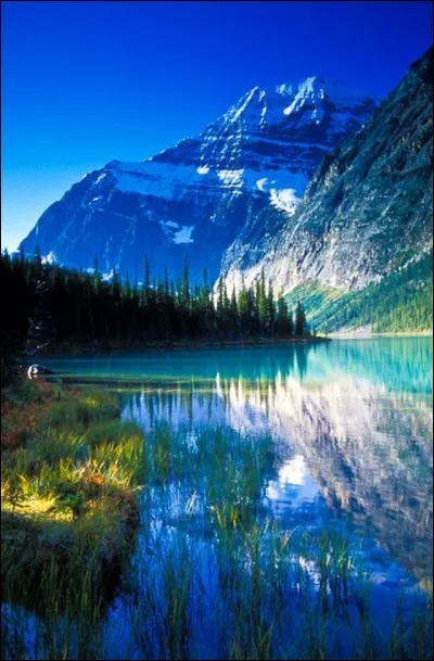 Vous l'aurez remarqué, j'ai des atomes crochus avec ce parc : regardez cette vue spectaculaire sur le mont éponyme et sur le glacier des Anges, qui surplombent et se réfléchissent sur le lac.
Trouvez le nom de cet endroit absolument incroyable, l'une des plus belle beauté de mon pays ?