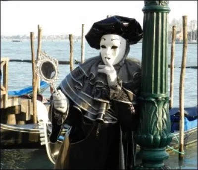 Il y a là un événement incomparable pour les passionnés de costumes ou d'Histoire, curieux ou amis de la fête. En fait, il y aurait mille raisons. Mais sa singularité, c'est sa nature éparpillée, contemplative. Pas de défilé populaire, vous pouvez louer un costume sur place ou acheter un masque.
Quelle est cette fête connue pour sa longue histoire, ses costumes raffinés et la beauté de ses masques