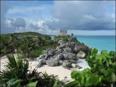 Ruines, Maya et mer des Caraïbes, je peux vous assurer que c'est une combinaison gagnante. L'historien en moi vous dira que c'est d'abord un célèbre site archéologique. Puis le voyageur il ajoutera qu'on y trouve de bons hôtels en formule tout-inclus avec de belles terrasses et des restaurants variés. 
Quelle est cette destination touristique où la vie est plus calme qu'à Cancun ?