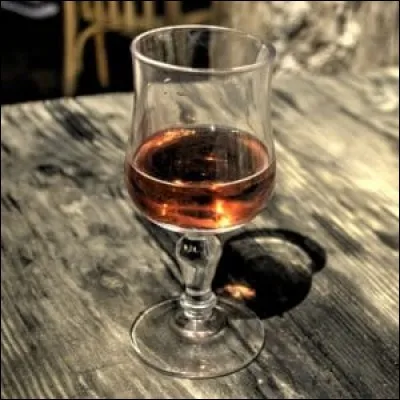 Pour digérer nous boirons un "calva" à base de...