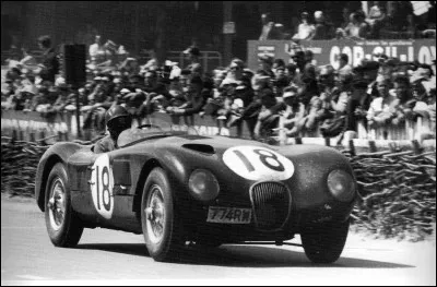 Cette voiture a remporté, en 1951 et 1953, les deux premières victoires de la marque. C'est une ...