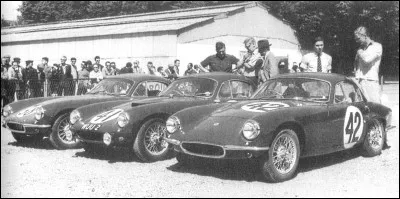 Ce modèle, engagé par la marque entre 1959 et 1963, obtient des résultats très honorables. Sur la photo, on reconnaît Jim Clark, alors au tout début de sa carrière, qui terminera 10e de l'édition 1959. La voiture est une ...