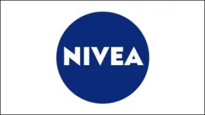 Nivea (niveus) signifie en latin :