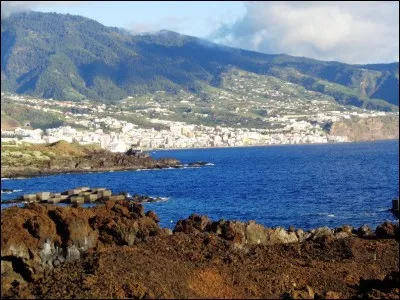 Quelle est cette petite ville aux superbes balcons typiques et à l'architecture coloniale qui est la "capitale" de l'île de La Palma ?