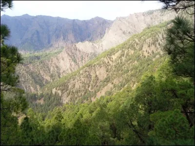 La Palma abrite un parc national que voici en photo, la Caldeira (ou Caldera en espagnol) de Taburiente. Qu'est-ce qu'une caldeira ?