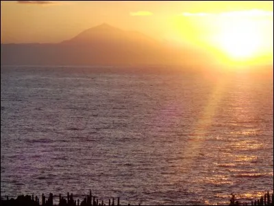 Voici un lever de soleil depuis la côte est de La Palma. Quelle est cette île voisine que l'on aperçoit en regardant vers l'est ?