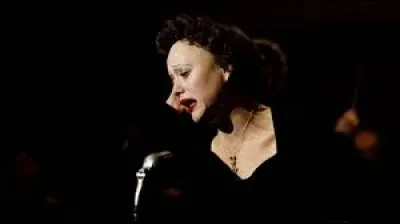 Quelle actrice interprète le rôle d'Édith Piaf dans le film "La Môme" en 2008 ?