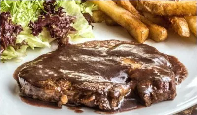 Plat servi avec supplément : Le chef a cuisiné une sauce qui va vous ravir les papilles pour accompagner l'entrecôte ! Il a fait revenir les échalotes hachées dans du beurre, ajouté le bouillon et le vin rouge, et incorporé des morceaux de beurre, au fouet :