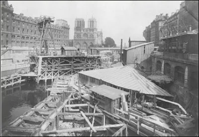 C'était une prouesse technique, l'aboutissement de 4 ans d'efforts. Cette traversée a posé bien des problèmes. Ce difficile chantier a mis en oeuvre les 1ères réalisations mondiales de ces nouvelles techniques : la construction d'un tunnel en caissons et celle d'un souterrain en zone inondable par congélation du sol, comme sur la photo.
Qu'est-ce que l'ouverture de la ligne 4 a permis de réaliser